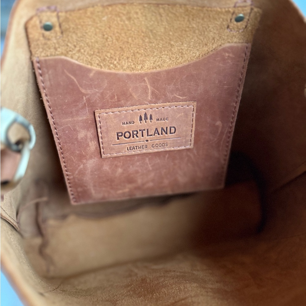 Portland Leather Medium Crossbody Tote Bag Dakota Leather - Picture 10 of 11